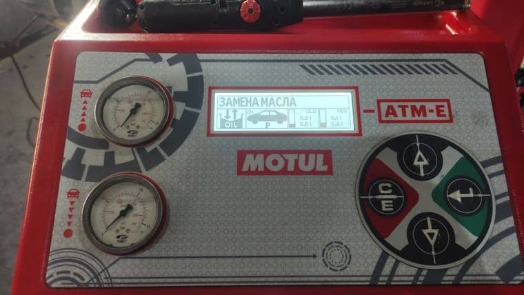 Настраиваем программу замены масла и запускаем двигатель. Замена происходит методом замещения. Новое масло замещает старое.