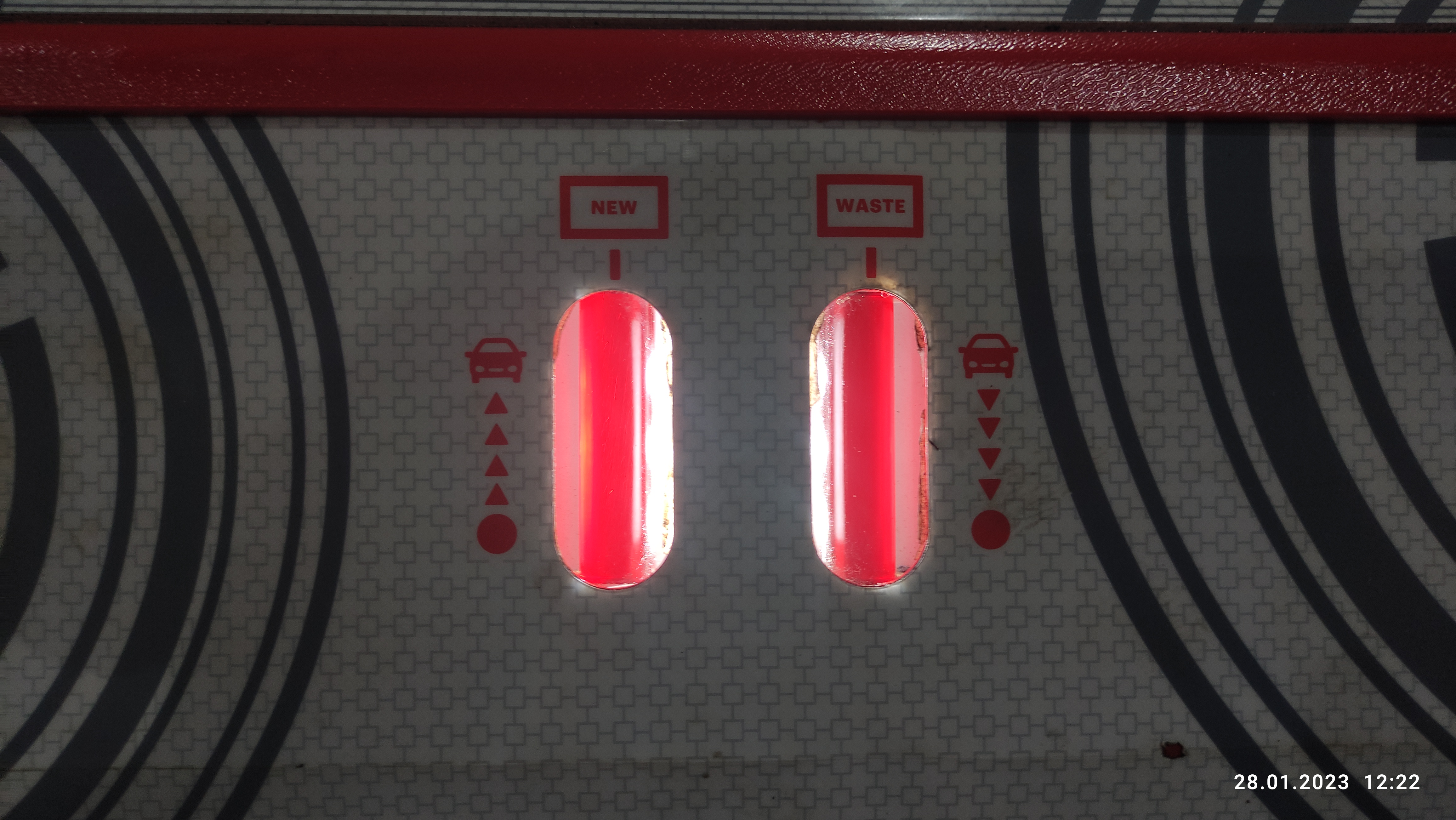 Масло на выходе из коробки чистое и прозрачное. Для замены потребовалось 12 литров трансмиссионной жидкости.