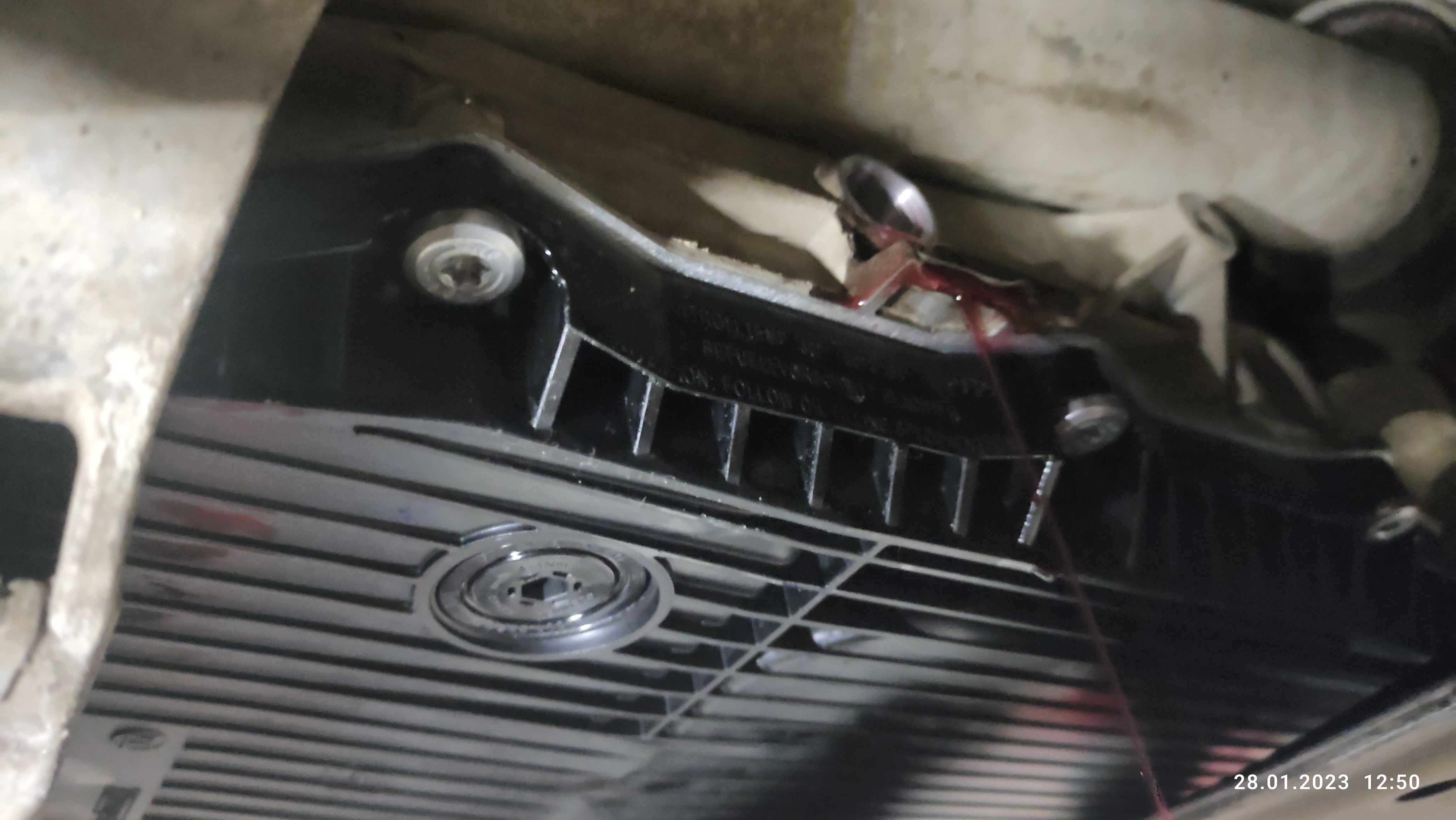 Заводим автомобиль, переключаем передачи коробки по всем диапазонам. Ставим селектор в паркинг и откручиваем контрольную пробку. Масло вытекает из контрольного отверстия до отдельных капель.