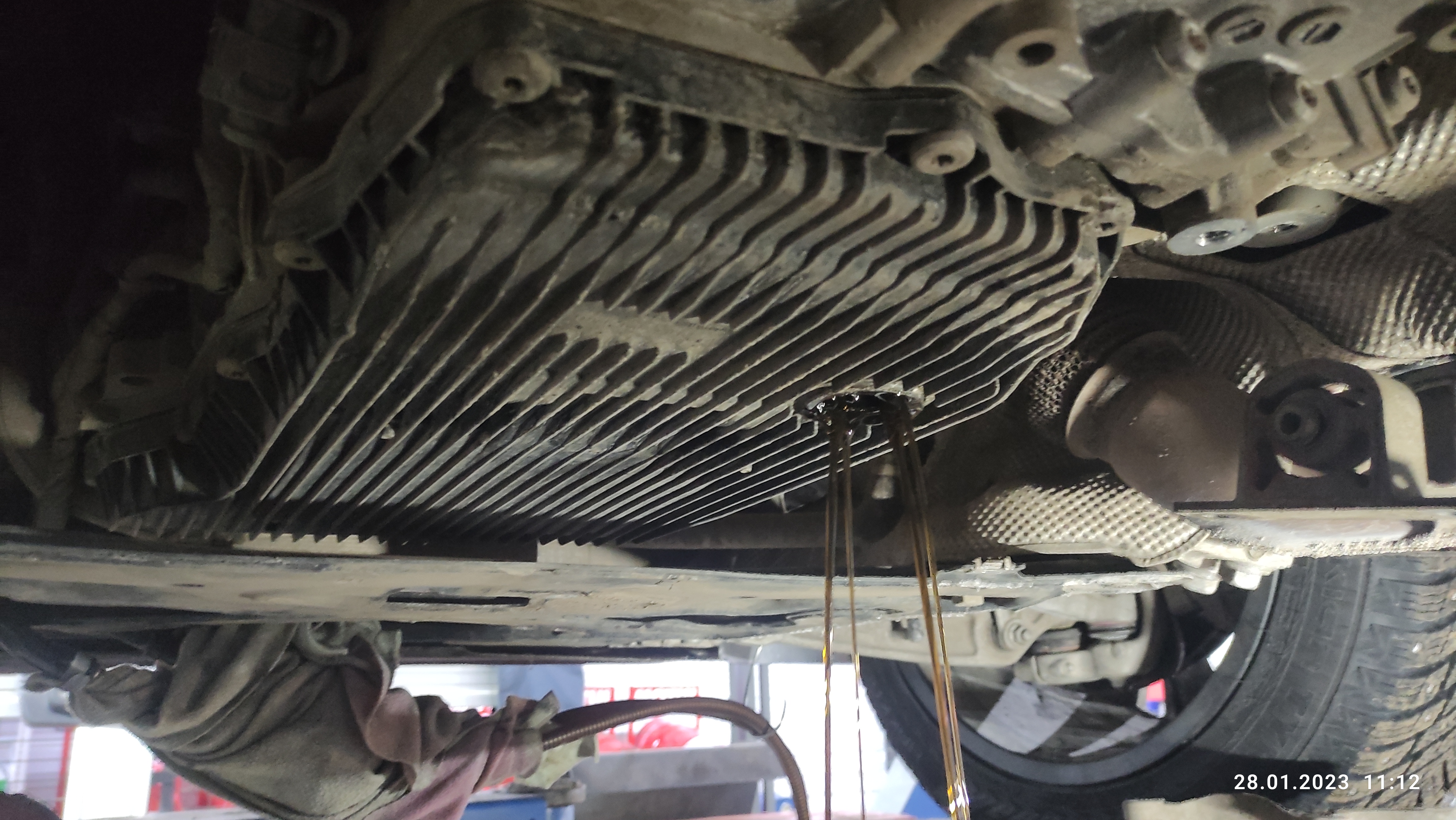 Откручиваем сливную пробку на поддоне и сливаем старое масло. Сливается около 5‑ти литров. Половина масла остается в скрытых полостях коробки. Его можно удалить только при снятии и разборе АКПП, или при помощи установки для замены масла.