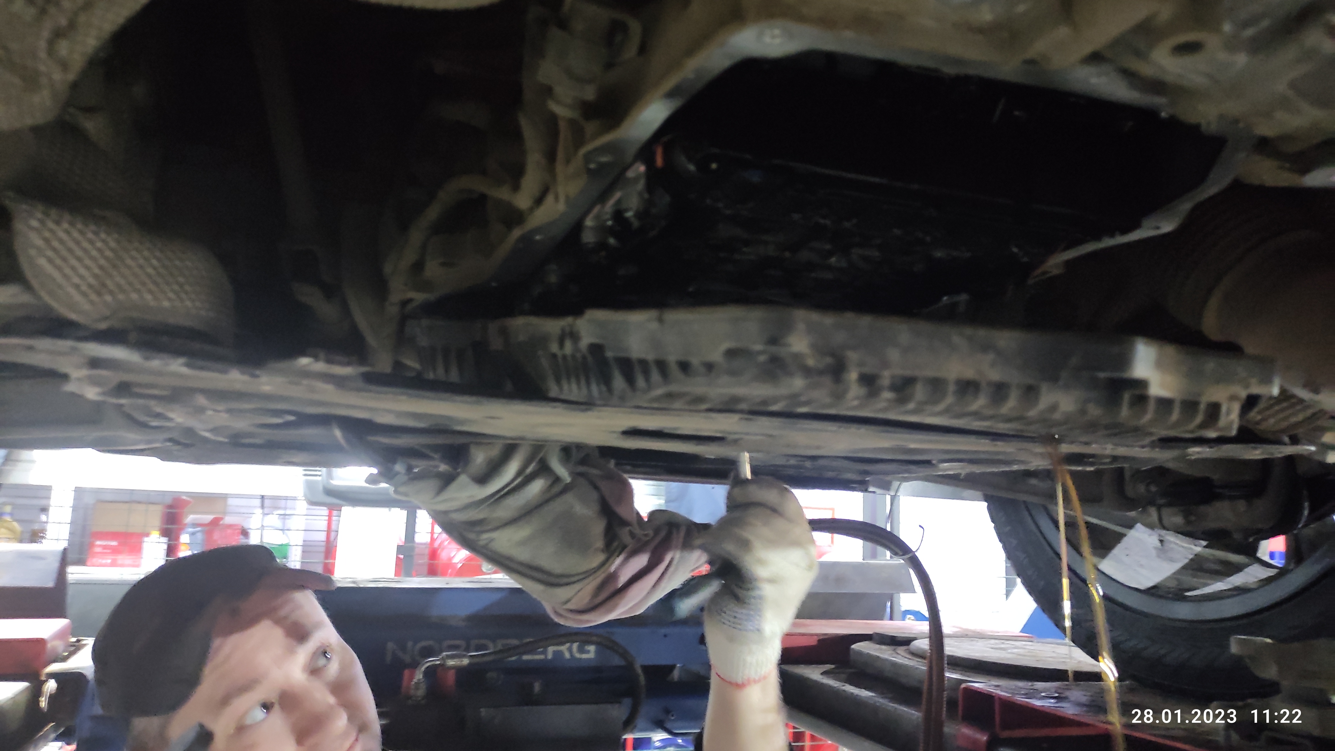 Часть болтов поддона АКПП закрыта траверсой. Для доступа к ним необходимо снятие задней подушки и траверсы. После, откручиваем болты по периметру поддона и аккуратно его демонтируем.