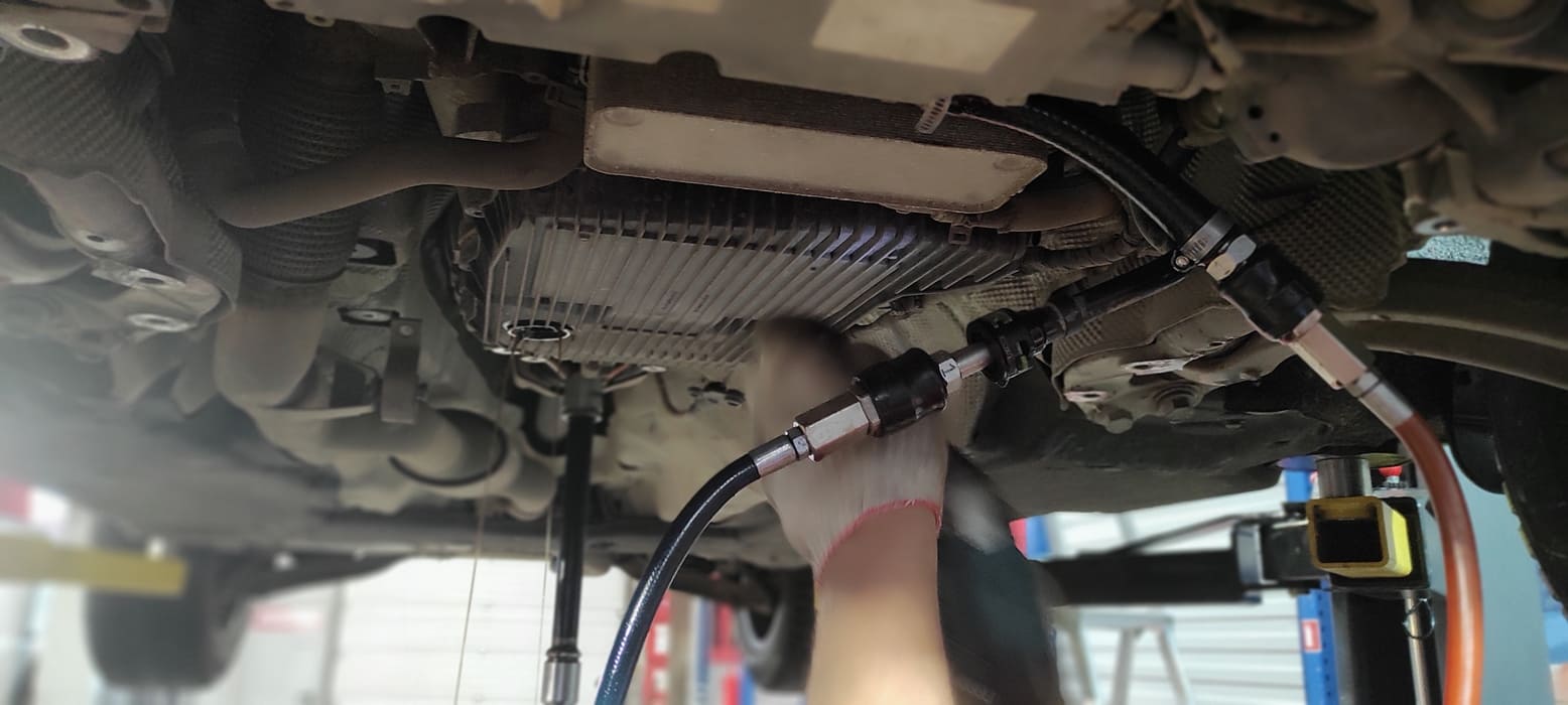 Снимаем старый поддон от АКПП. Он одноразовый, поскольку имеет встроенный фильтр очистки масла. Вместо него установим новый оригинальный поддон ZF с новым фильтром.