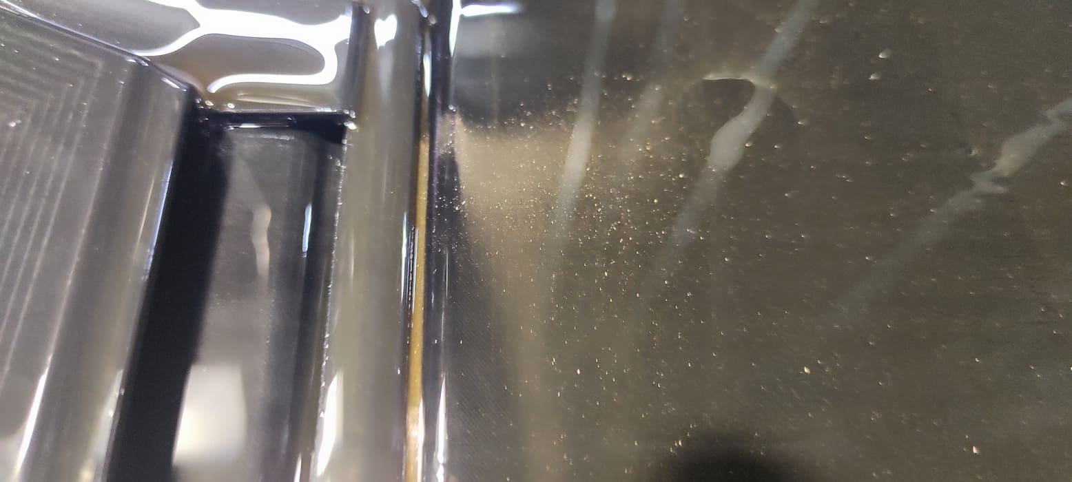 Имеются не критичные частицы латуни, которые накапливаются со временем. Для этой коробки это нормально, поскольку в ней у некоторых элементов латунные втулки. Они понемногу изнашиваются, отдавая такую пыль.