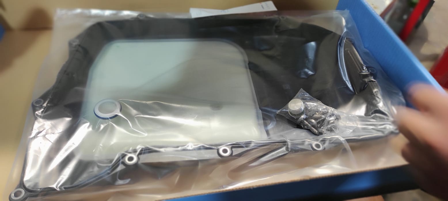 Комплектация набора: поддон со встроенным фильтром и болты крепления.