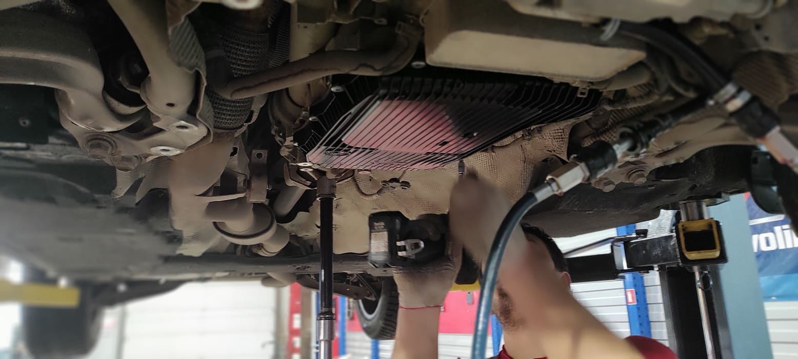 Установим новый поддон на положенное место.