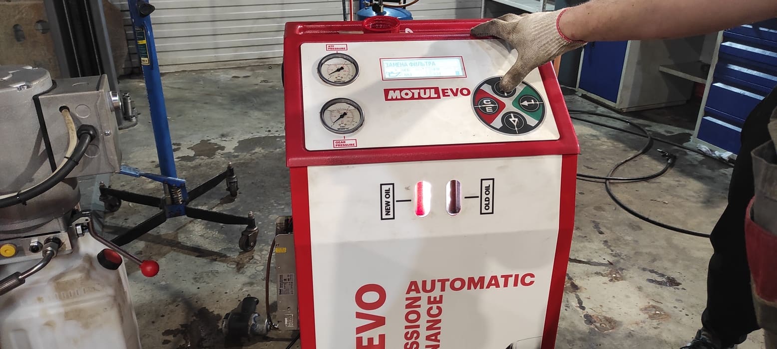 С помощью установки наполним поддон новым маслом в количестве 5.3 литра.