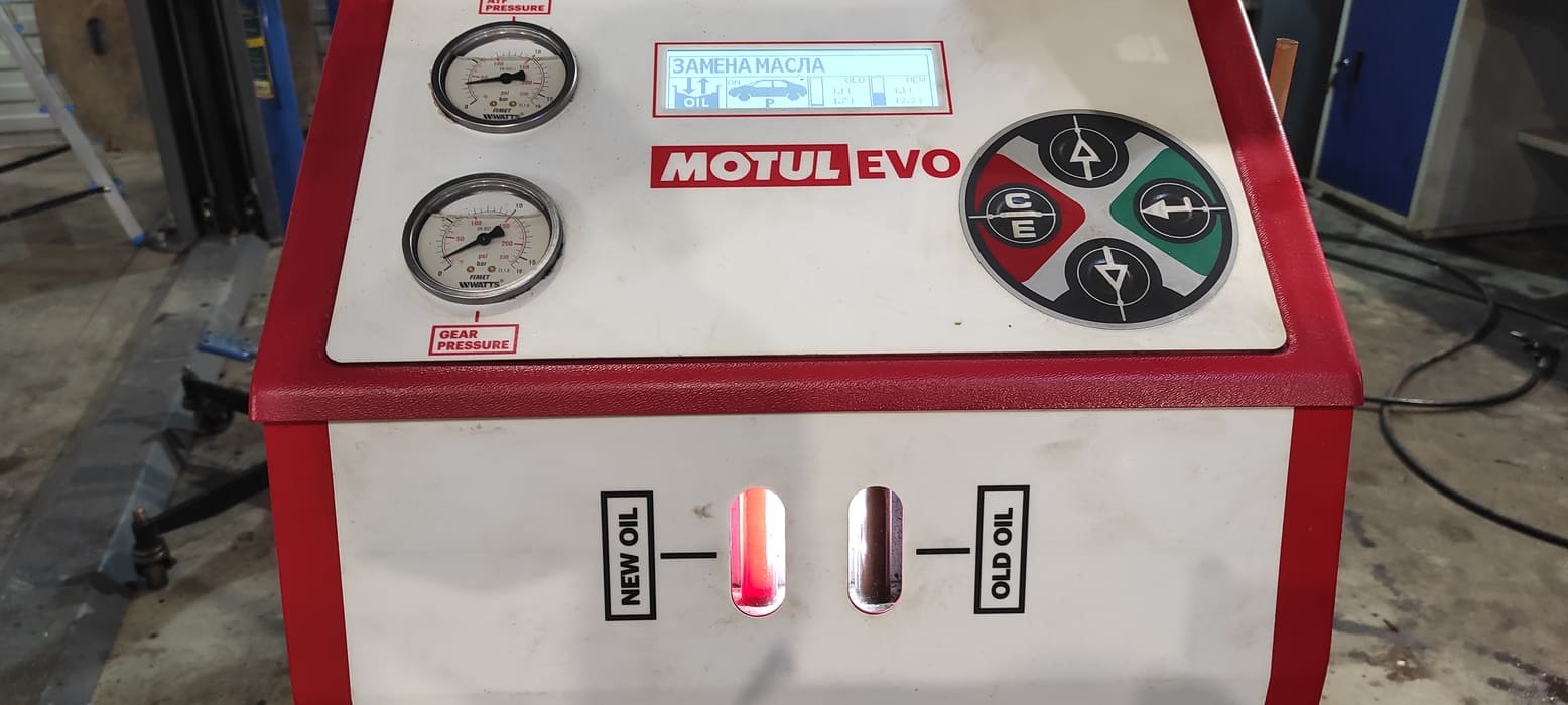 Необходимо завести двигатель автомобиля на холостых оборотах, начинаем аппаратную замену масла в АКПП. Разницу между новым и старым маслом видно сразу.