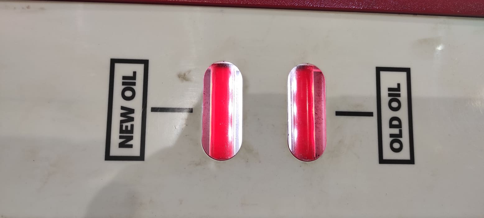 Если бы не надписи на панели установки, то к концу процедуры уже трудно понять в какой трубке какое масло находится. Всего на замену потребовалось 12 литров нового масла. Заправочный объём коробки 9.2 литров.