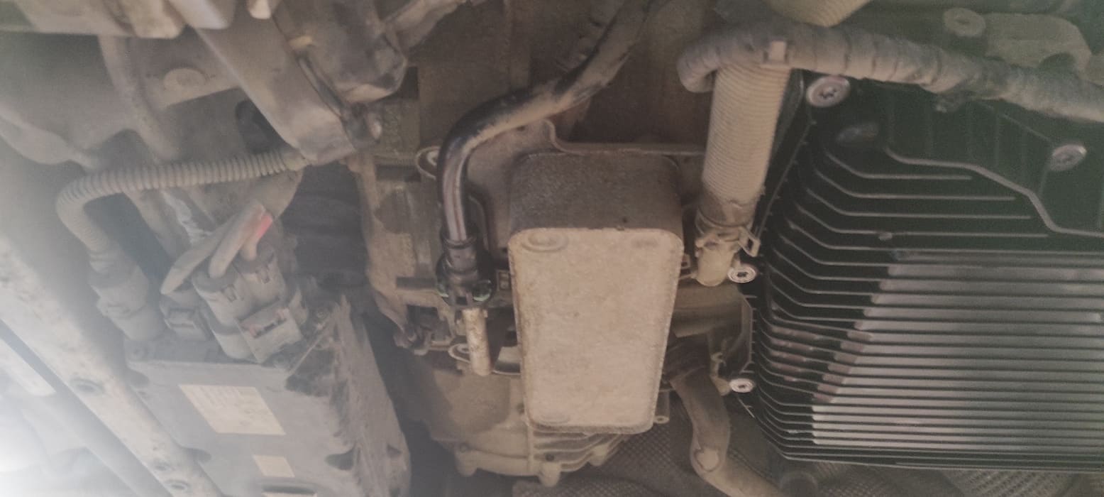 Замена масла в АКПП завершена. Отсоединим установку, снимем переходники и восстановим контур охлаждения масла.