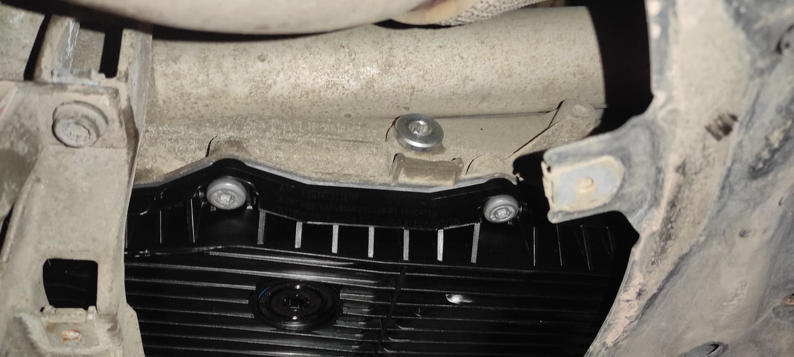 Это переливная пробка у коробки. Когда масло остынет до 35 – 45 градусов, с её помощью мы отрегулируем уровень масла в АКПП.