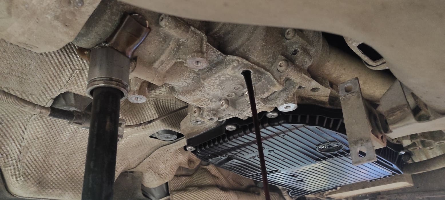 Сливаем отработанное масло из дифференциала через сливное отверстие.