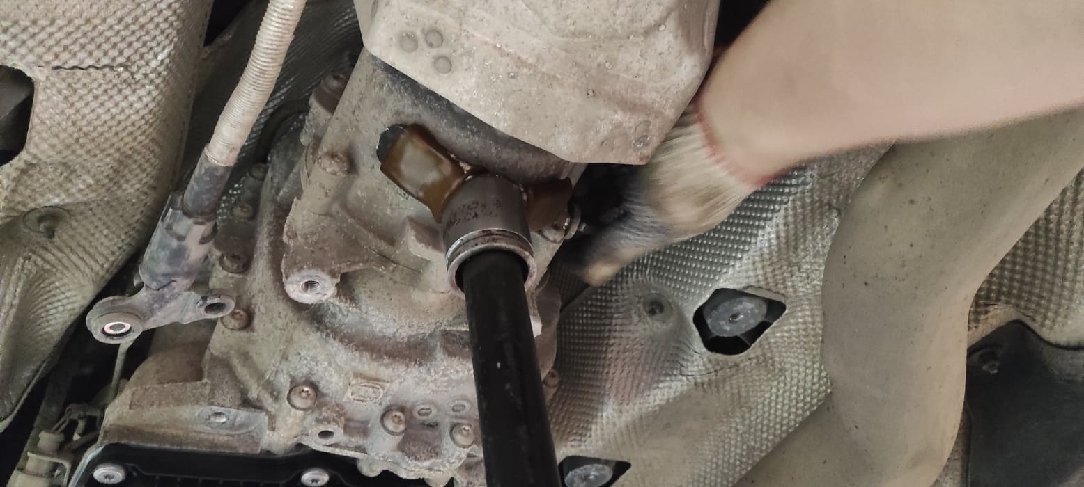 Для облегчения слива масла заливную пробку тоже следует сразу открутить.