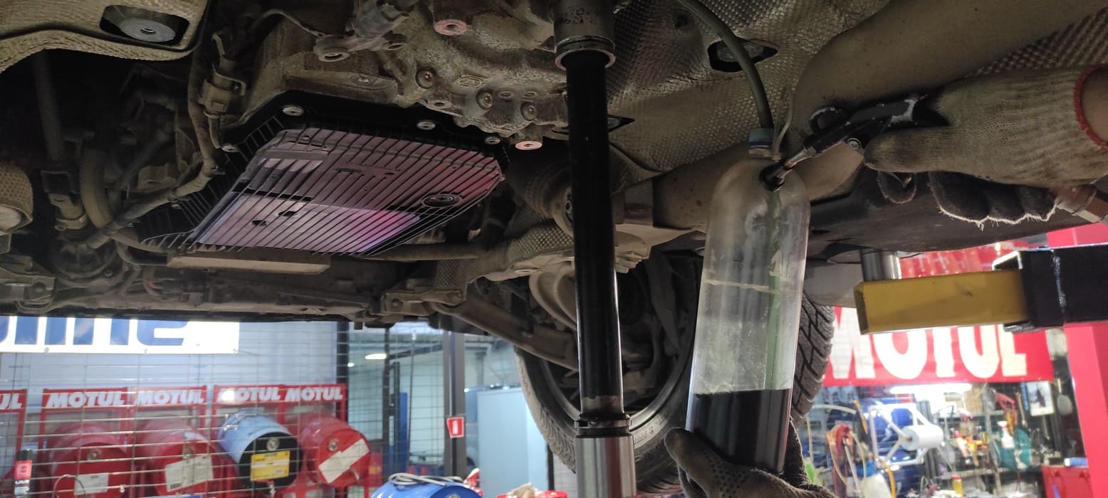 Залить масло “голыми руками” сложная задача. Поэтому будем использовать удобное устройство творческой мысли. В замкнутую ёмкость нальём новое масло и при помощи сжатого воздуха вытесним масло в полость дифференциала. Заливаем масло пока оно не начнёт стекать из заливного отверстия.