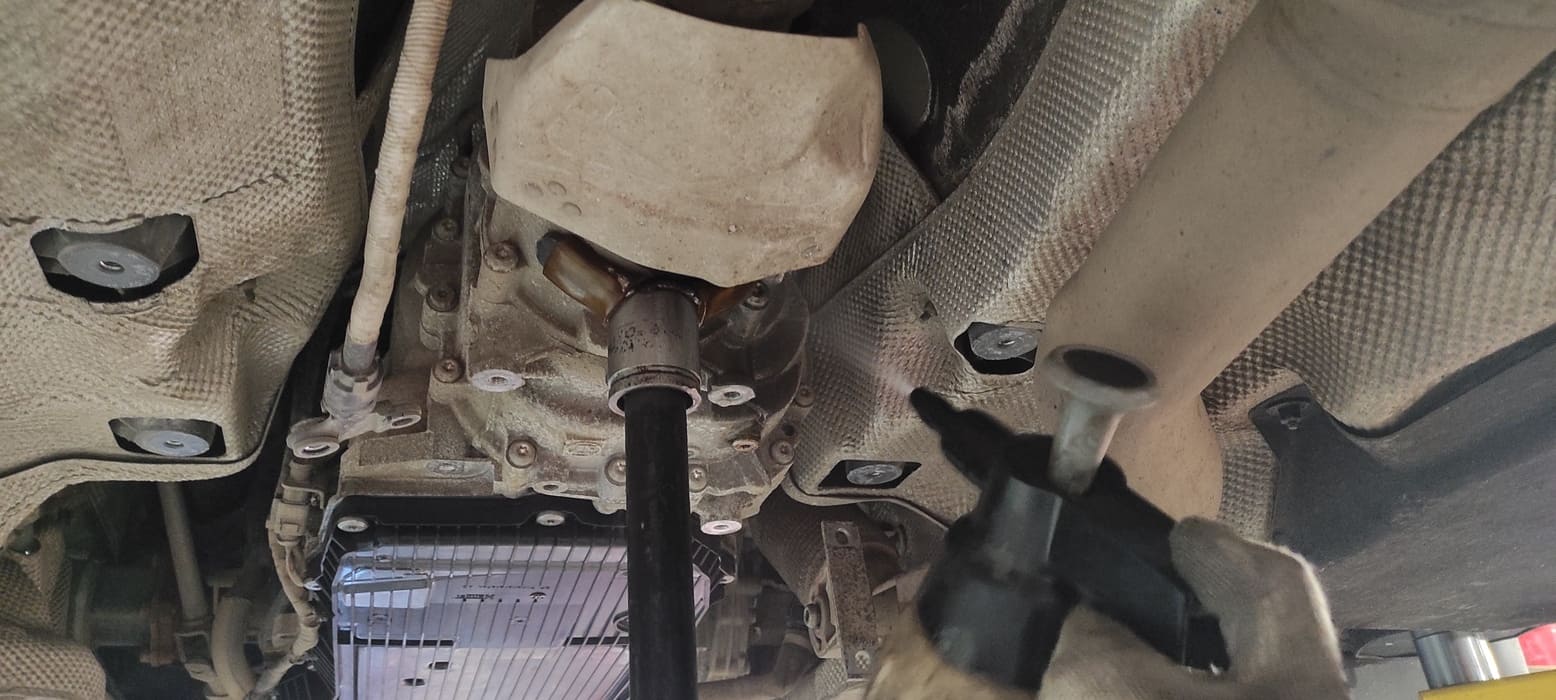 После закручиваем все пробки и очищаем агрегат. ТО дифференциала завершено.