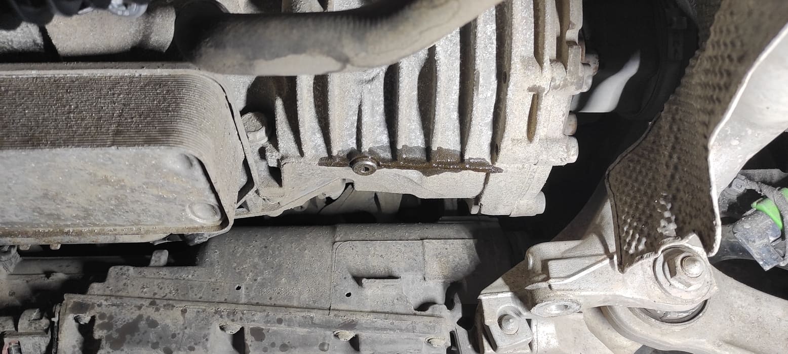 Масло слито. Закручиваем только сливную пробку. Все готово для залива нового масла.