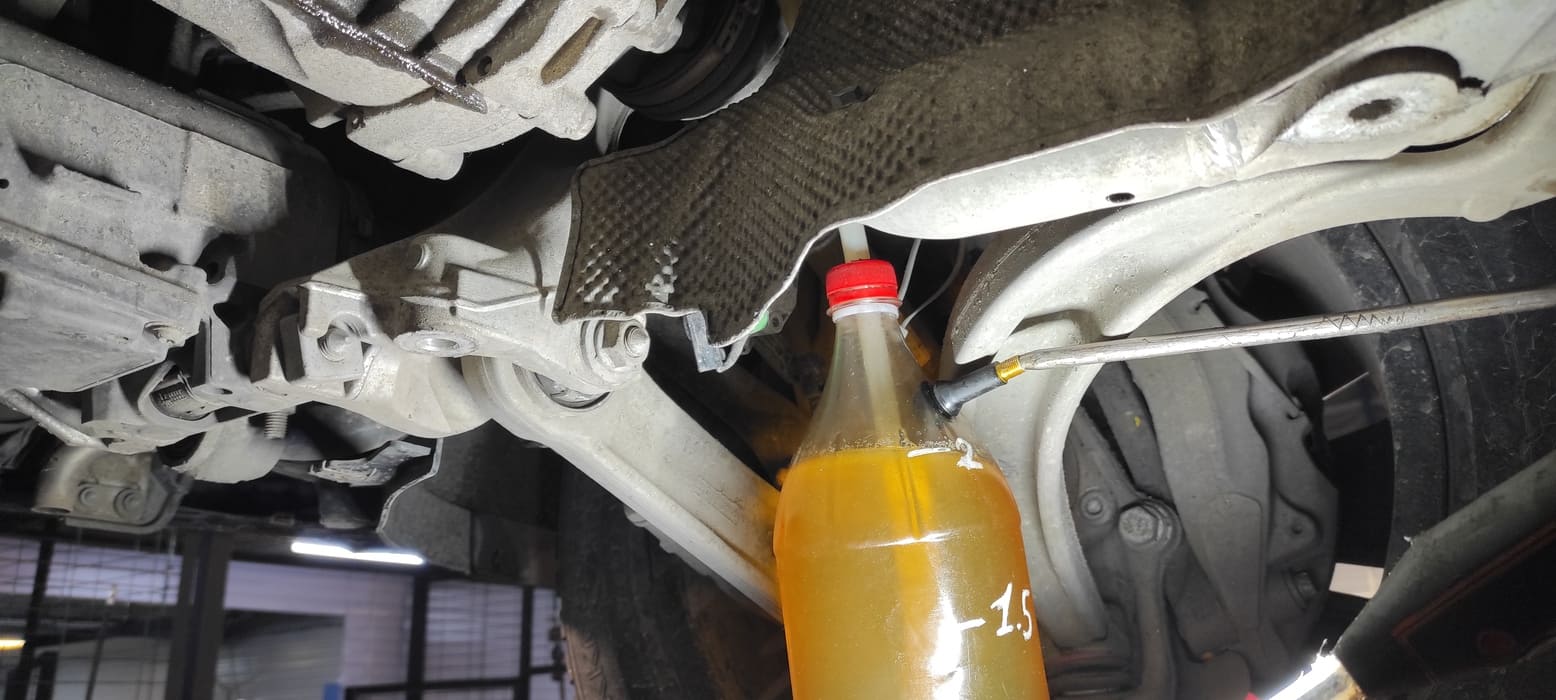 С помощь аналогичного устройства и сжатого воздуха заполняем маслом полость переднего редуктора.