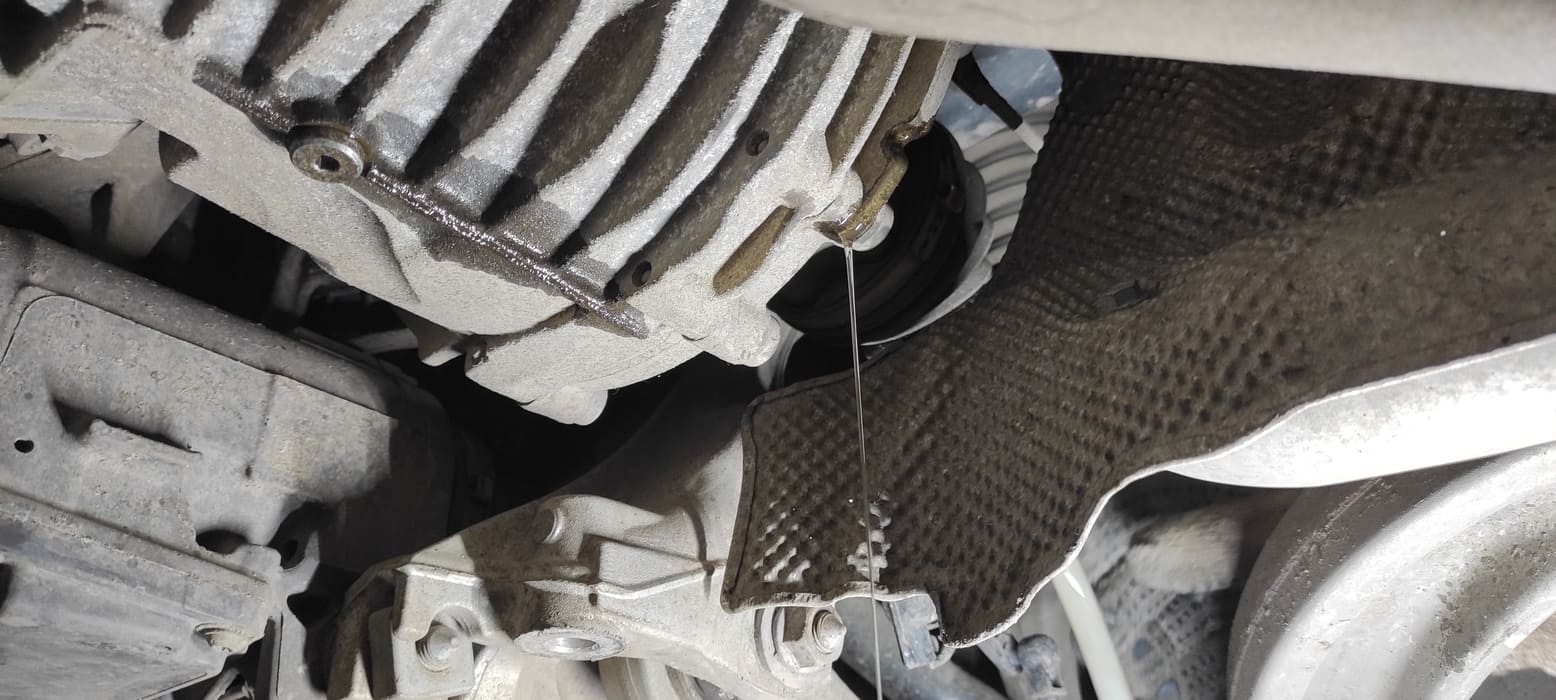 Заливаем масло до тех пор, пока оно не начнёт вытекать из заливного отверстия.