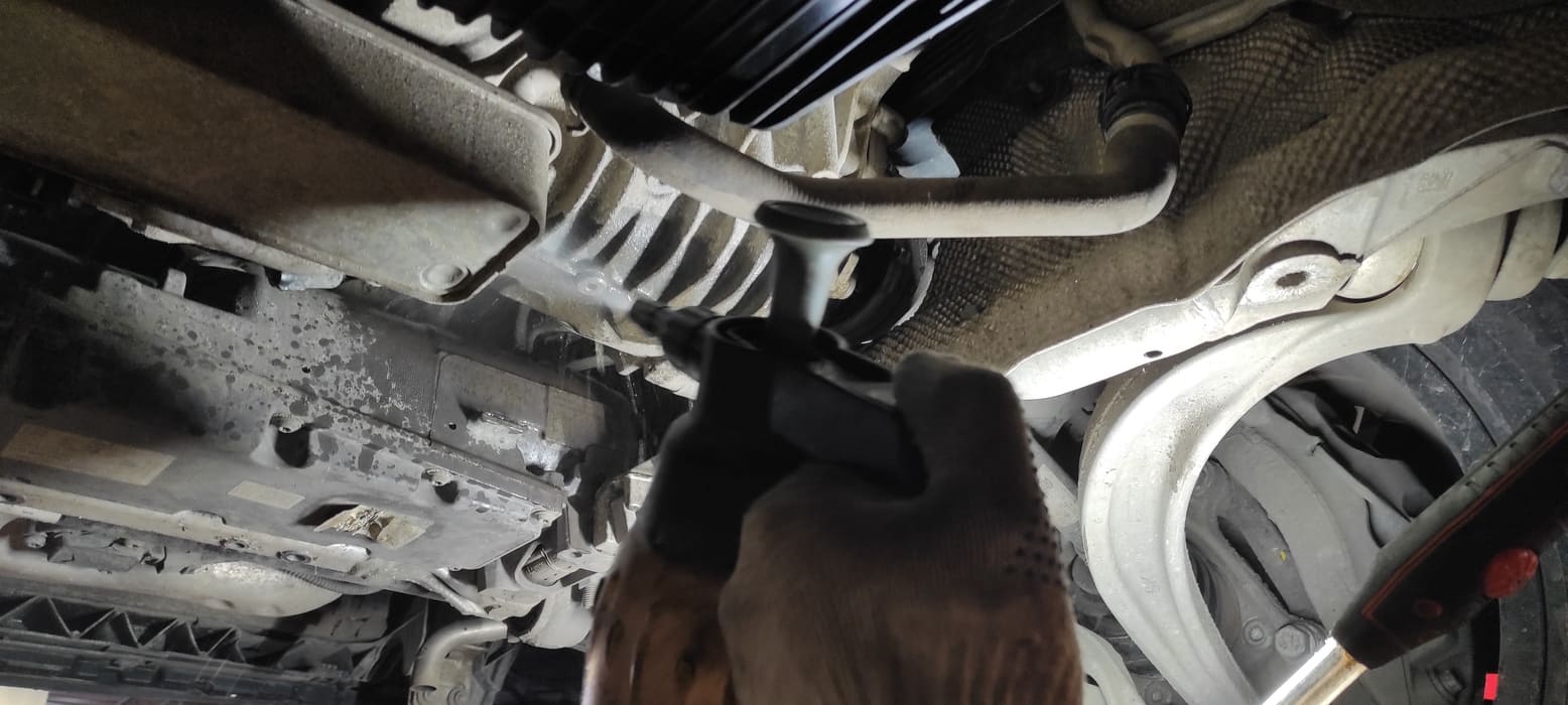 После закручиваем заливную пробку и очищаем редуктор от следов масла.