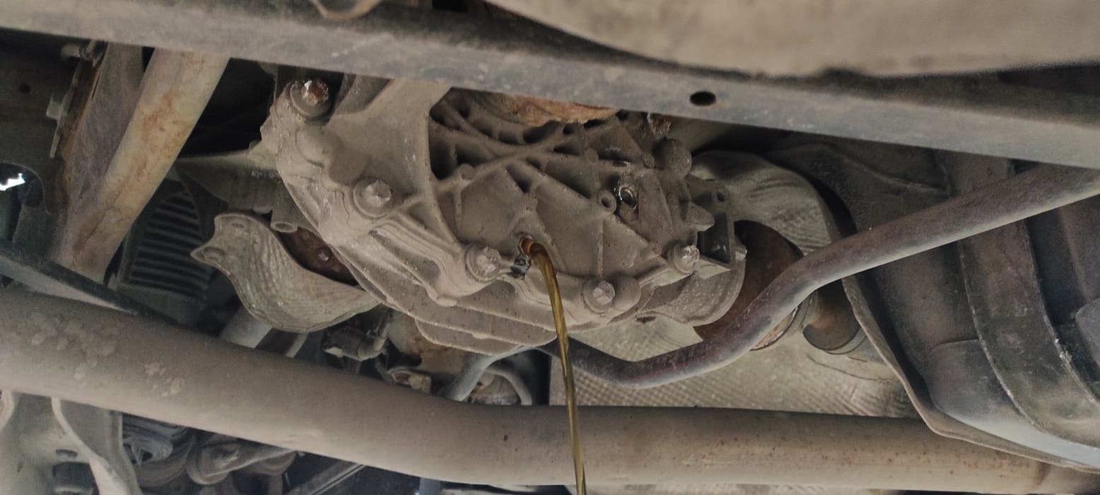 Задний редуктор. Откручиваем сливную и заливную пробки и сливаем отработанное масло.