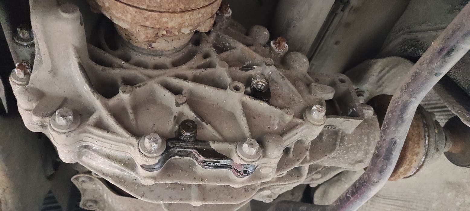 Перед заливкой нового масла необходимо закрутить сливную пробку.