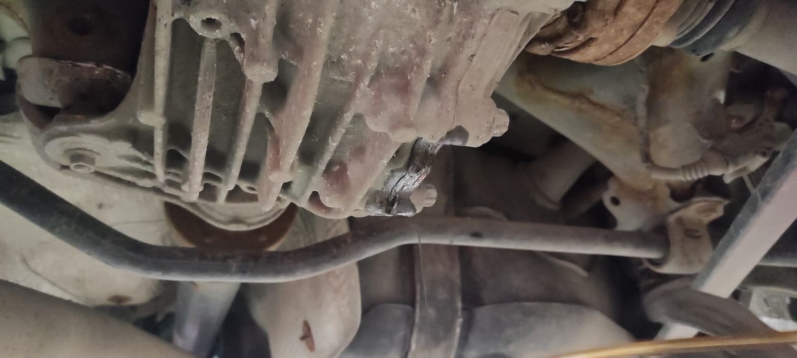 Заполнение заднего редуктора новым маслом аналогично оному в переднем редукторе. Заливаем масло до начала его вытекания из заливного отверстия.