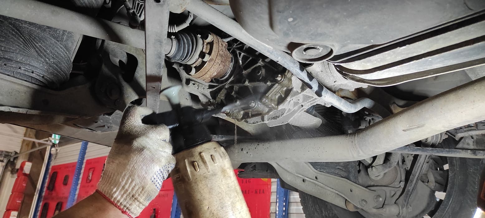 Закручиваем заливную пробку и зачищаем редуктор от следов масла.