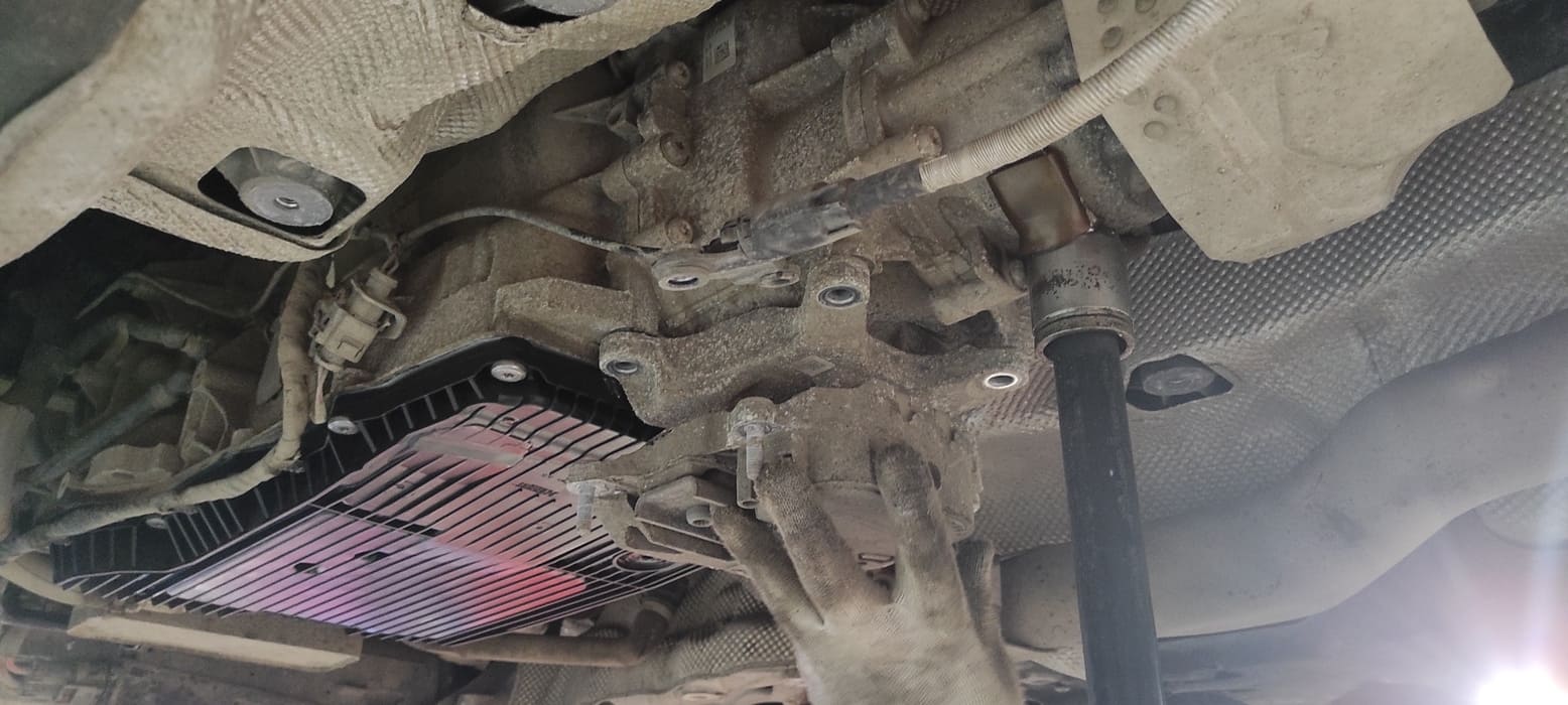 ТО трансмиссии закончено. Осталось вернуть автомобиль в прежний вид. Возвращаем опору на место.