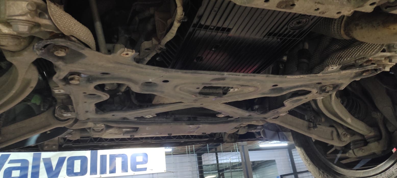 Возвращаем крестовину на положенное место.