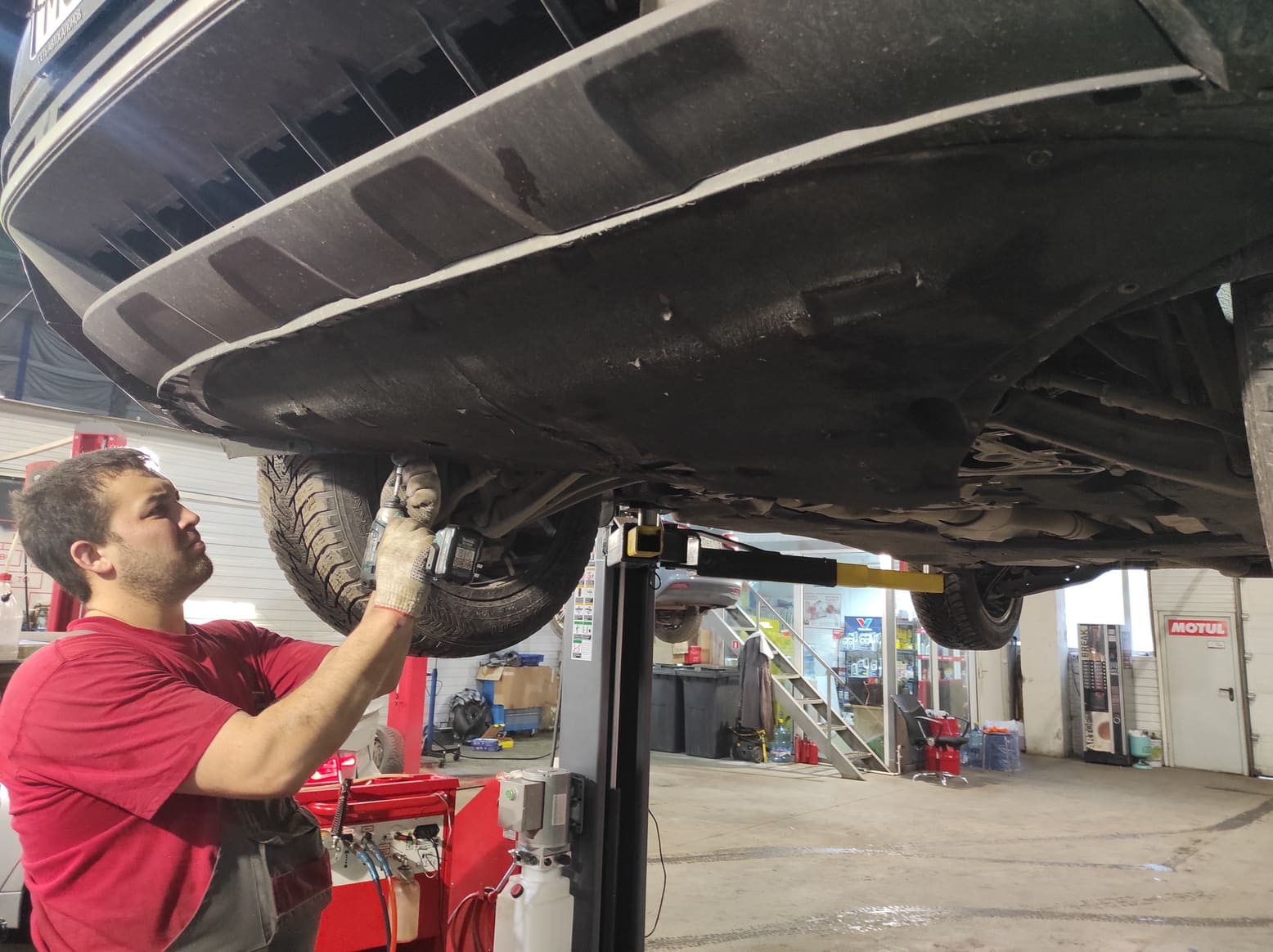 Закрепляем обратно защитный пыльник.