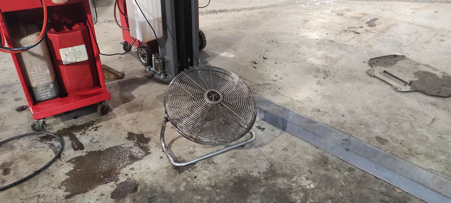 Осталось дождаться, когда остынем масло в АКПП до нужной температуры. Для ускорения процесса используем вентилятор.