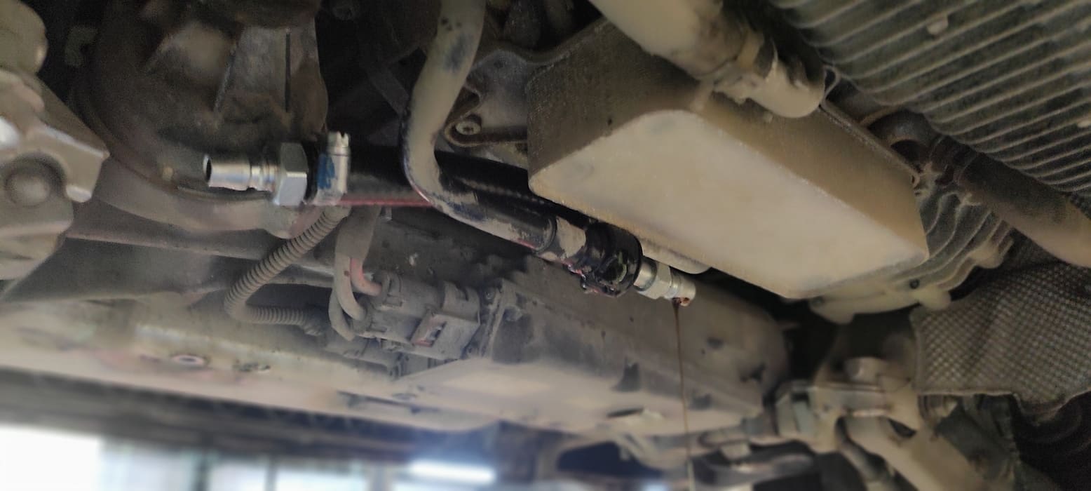 Закрепим необходимые переходники к патрубку и теплообменнику. Таким образом, во время процедуры теплообменник тоже будет промываться.