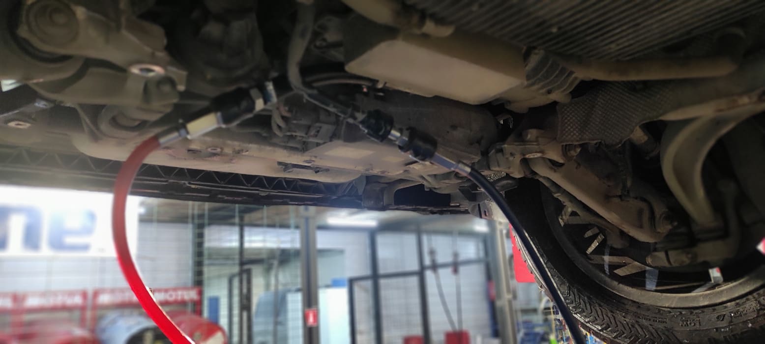 Подключаем шланги от установки и проводим тестовый запуск.