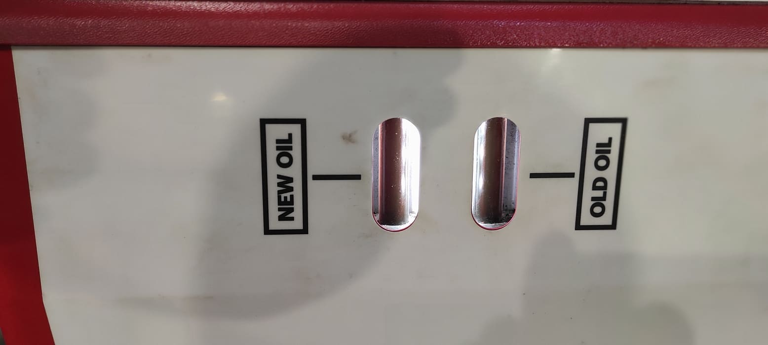 Тестовый запуск необходим для верификации правильности подключения установки и оценки состояния старого масла. По виду масла ясно, что оно “хочет в отпуск”.