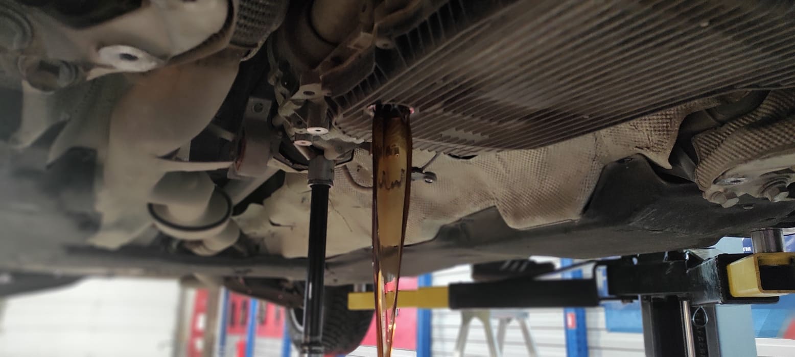 Открутив сливную пробку поддона, сливаем старое масло и замеряем его количество. Это нам потребуется в дальнейшем. Получили 5.3 литра.