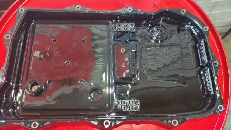 Снимаем старый поддон с коробки и осматриваем магниты. Крупных металлических частиц нет. Значит, механические повреждения АКПП отсутствуют.