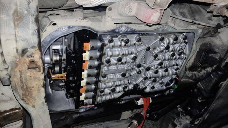 Очищаем от грязи привалочную плоскость картера АКПП и поддона. Соединение должно быть плотным во избежание подтеков масла.