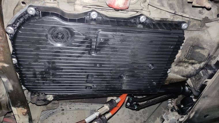 Устанавливаем новый поддон АКПП ZF 108 729 8437. Момент затяжки болтов 10 Нм.