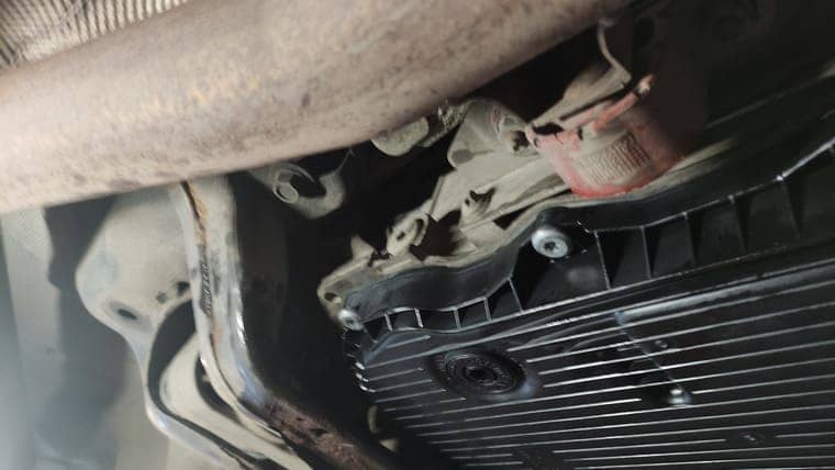 Контрольная пробка уровня масла в этой АКПП находится в задней правой части.