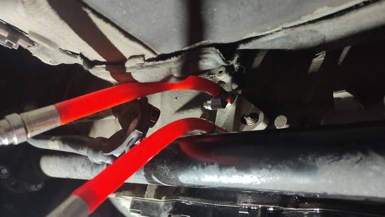 Устанавливаем специальный переходник и подключаем установку. После, запускаем двигатель автомобиля и проверяем давление в АКПП и герметичность соединений.