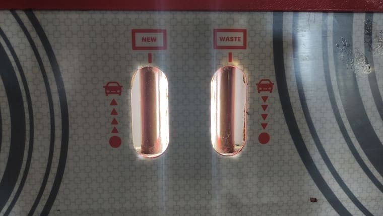 Масло темное, имеет оттенок красного. С завода заливают масло с желто-зеленым оттенком. При частичной замене использовали масло красного цвета. Мы тоже будем заливать масло красного цвета. Цвет не имеет роли. Разные масла у разных производителей с одинаковым допуском могут иметь различный цвет.