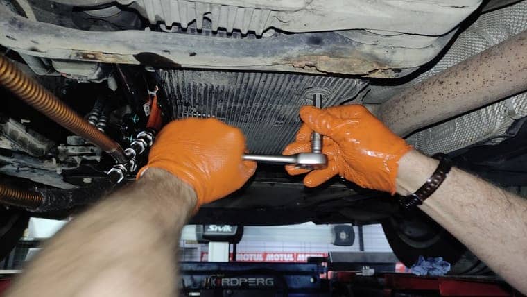 Сливная пробка на данном поддоне пластиковая. Если возникнет необходимость повторного использования пробки, надо быть осторожным при её повторной установке. От перегрева пластик становится хрупким и может разрушиться во время эксплуатации.