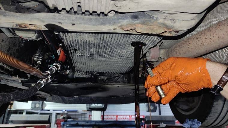 Сливаем часть старого масла из коробки. Сливается в около 4,5 литров. Примерно столько же остается в гидротрансформаторе и скрытых полостях АКПП.