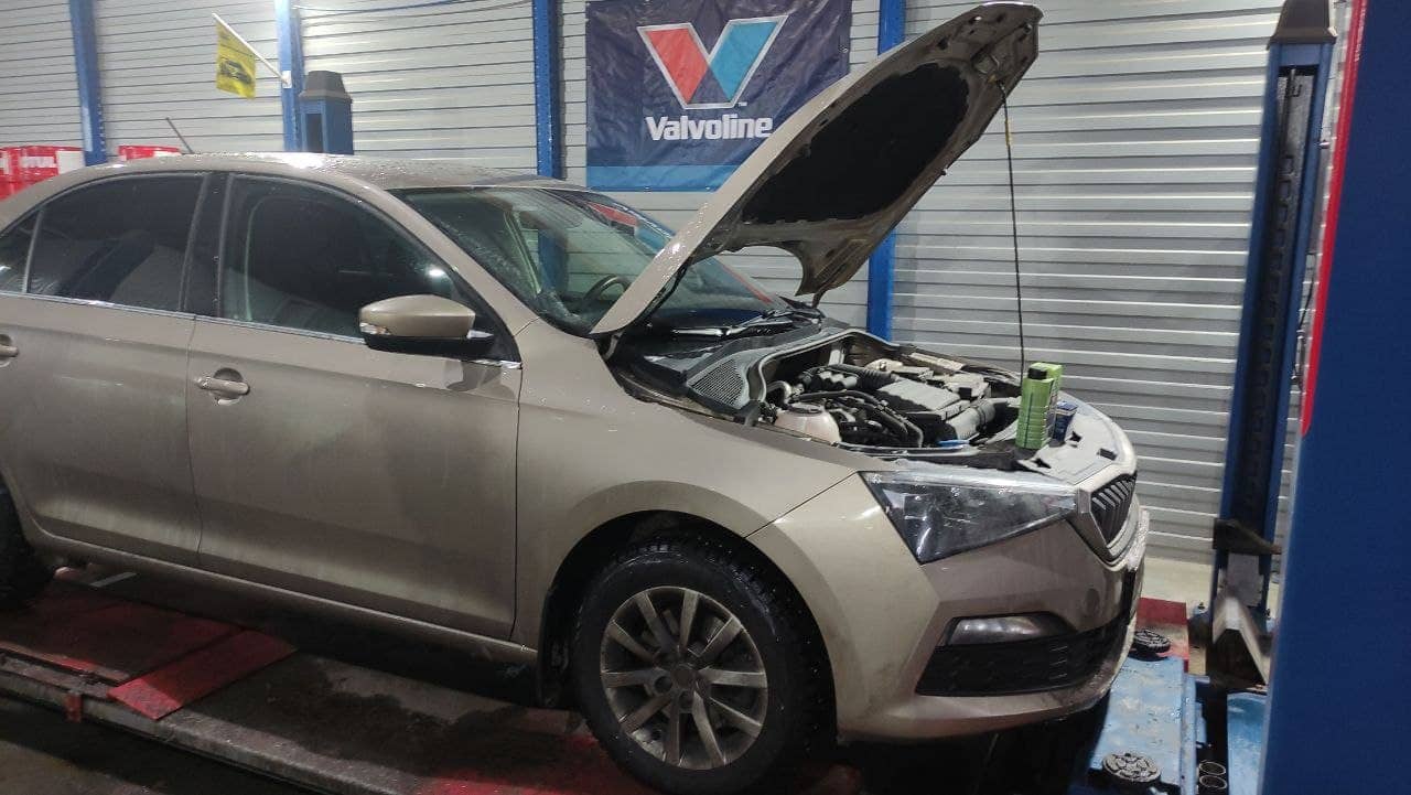 Техобслуживание: Skoda Rapid. Заме­на мас­ла в дви­га­те­ле
