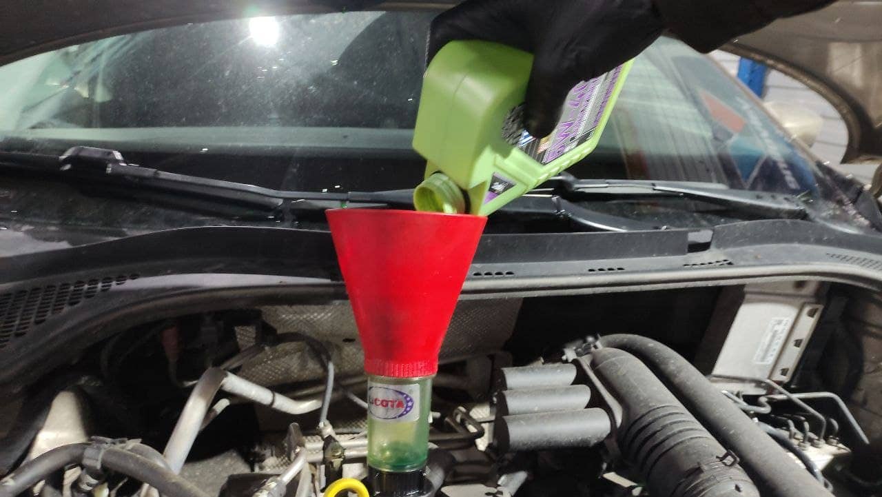 Заполняем двигатель новым маслом