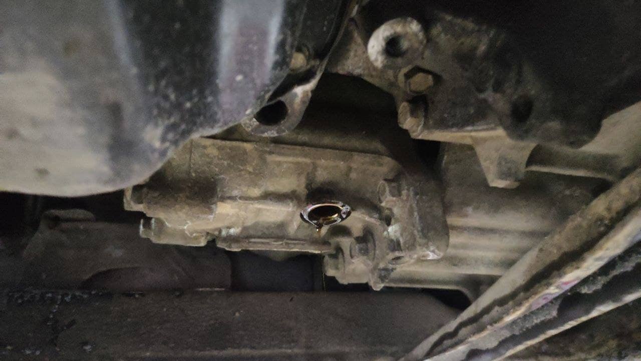 Переходим к техобслуживанию редукторов. Передний редуктор Jeep Compass. Отработанное масло удалено