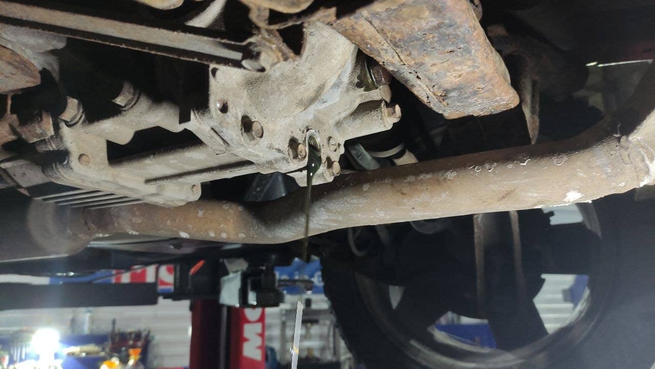 Задний редуктор Jeep Compass. Отработанное масло удалено