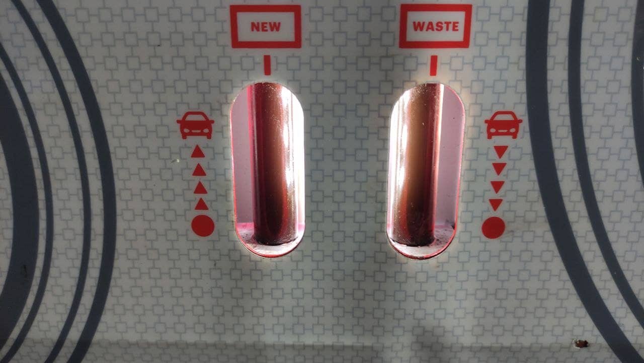 Идёт фильтрация отработанного масла через установку Motul Evo. Это масло пора заменить