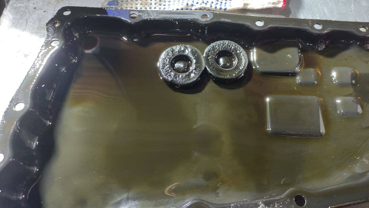 Снимаем поддон вариатора и оцениваем характер и количество продуктов износа