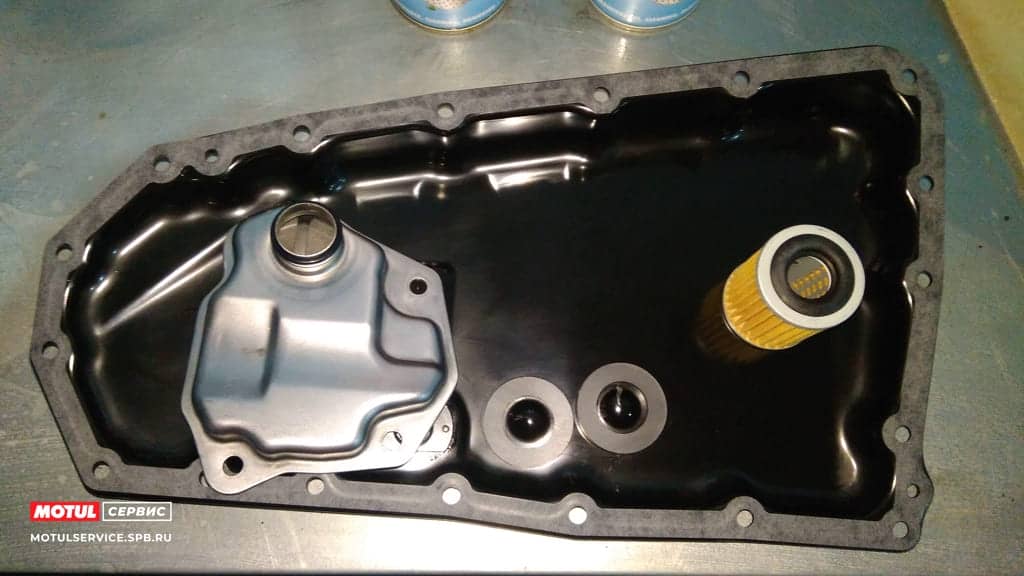 Очищенный поддон с установленными новыми расходными материалами