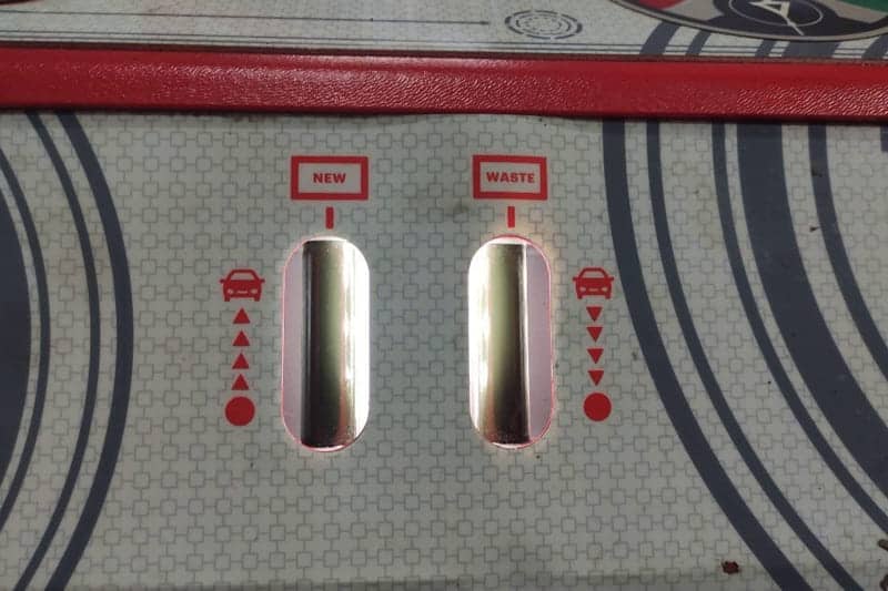 Установка подключена, масло циркулирует через установку и одновременно фильтруется. Оцениваем его визуальные свойства. Это масло точно пора заменить.